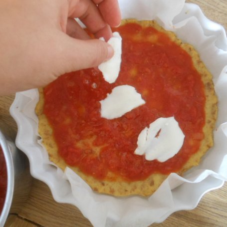 Krok 4 - Oszukana pizza z czerstwego chleba foto