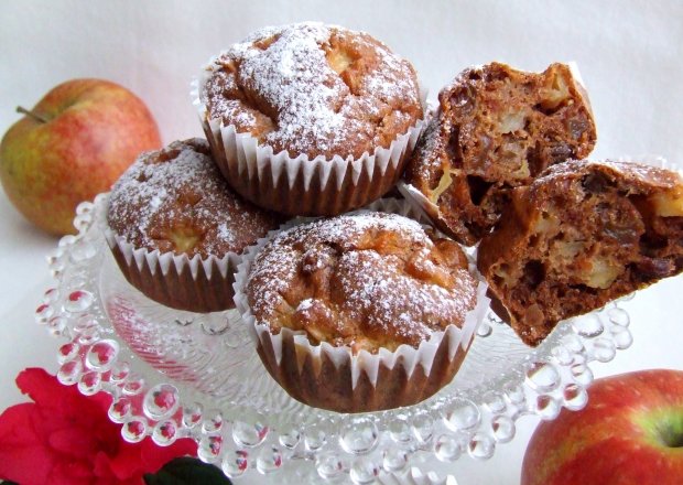 Fotografia przedstawiająca Otrębowe muffinki na białkach z jabłkami i rodzynkami