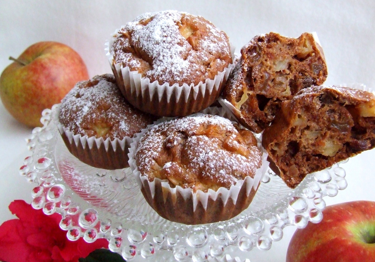 Otrębowe muffinki na białkach z jabłkami i rodzynkami foto