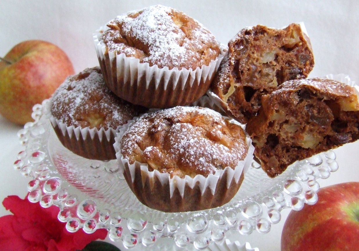 Otrębowe muffinki na białkach z jabłkami i rodzynkami foto