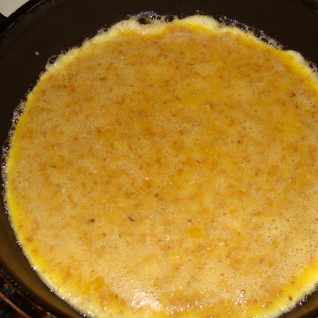 Krok 3 - Otrębowy omlet z truskawkami foto