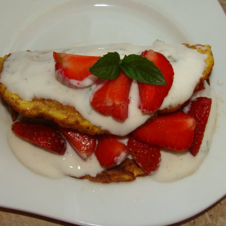 Krok 7 - Otrębowy omlet z truskawkami foto