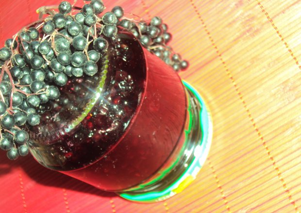 Fotografia przedstawiająca Owoce czarnego bzu w syropie