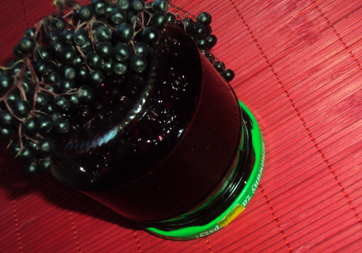 Owoce czarnego bzu w syropie foto