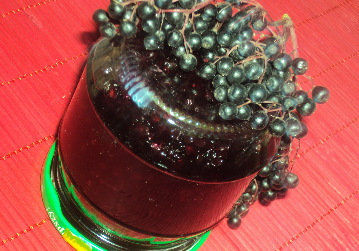 Owoce czarnego bzu w syropie foto