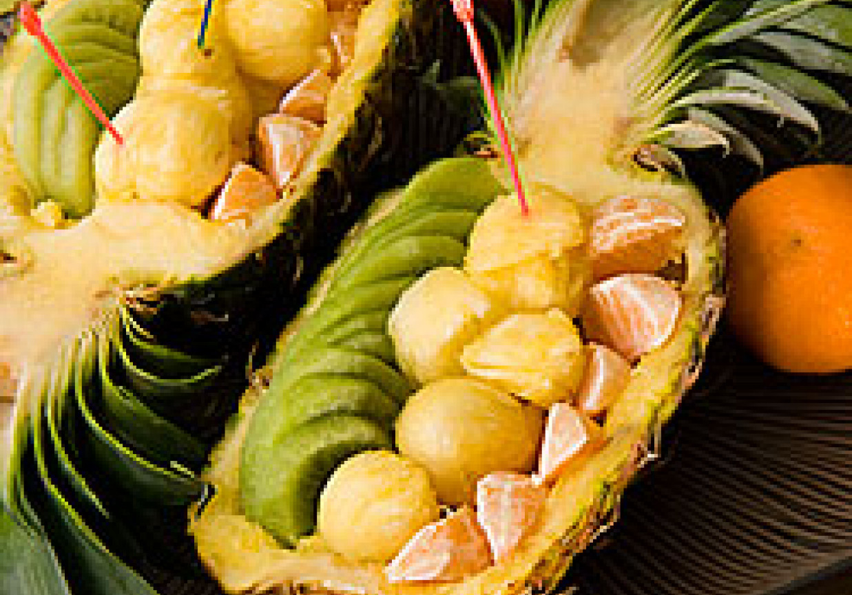 Owoce w ananasie foto