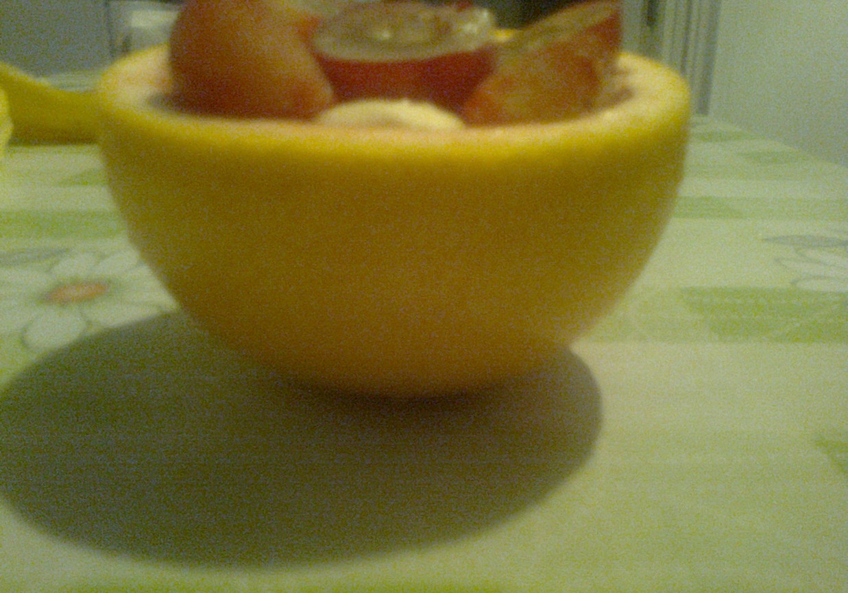 owoce w grejpfrutowym pucharku foto