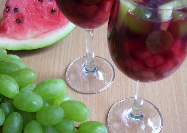Fotografia przedstawiająca Owoce w winie