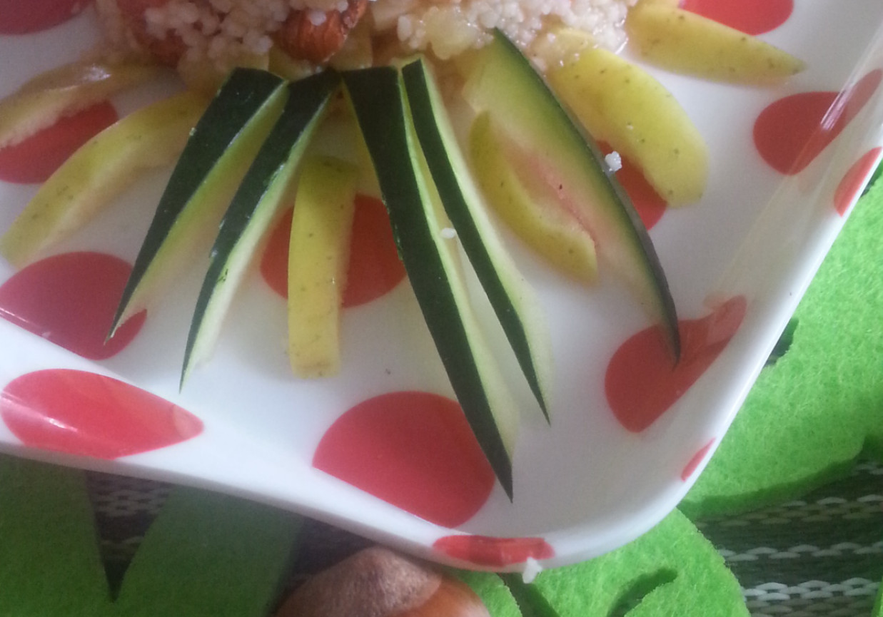 Owocowa sałatka arbuzowa z kuskusem , jabłkami o orzechami laskowymi foto