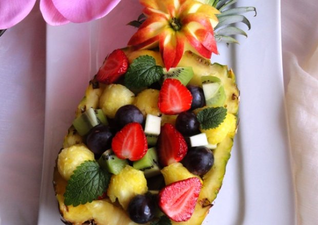 Fotografia przedstawiająca Owocowa sałatka w ananasie