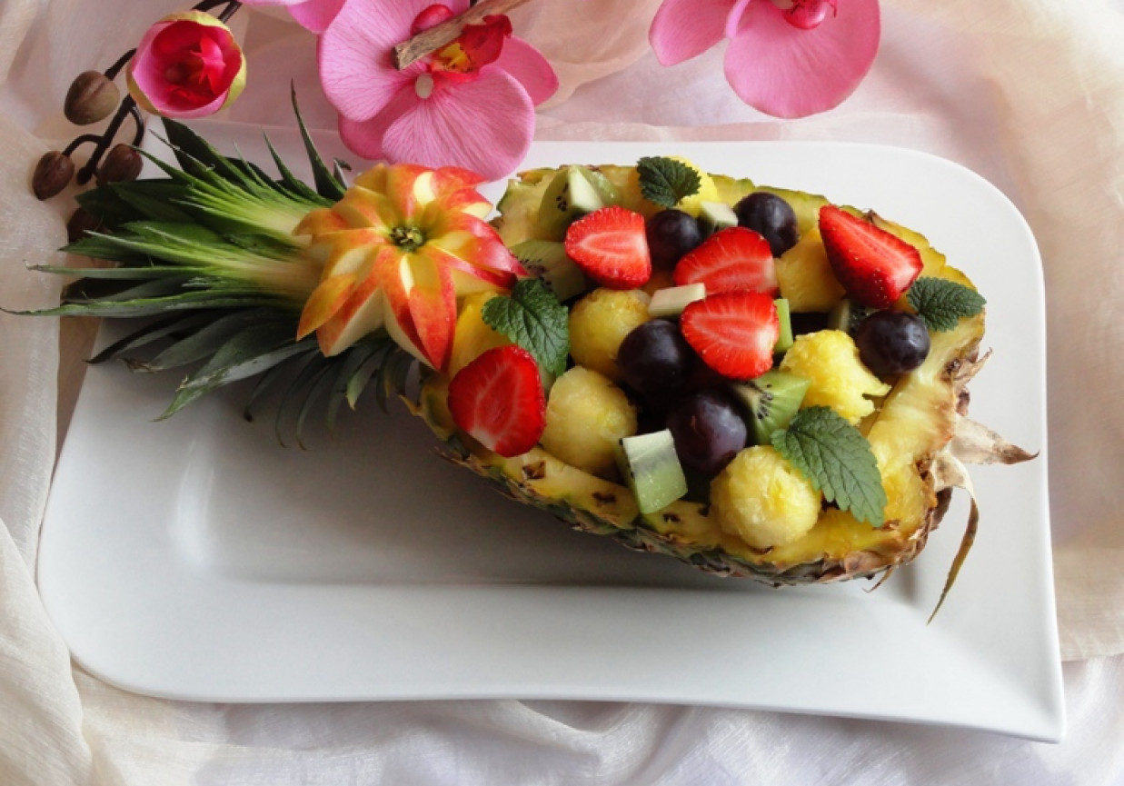 Owocowa sałatka w ananasie foto