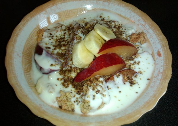 Fotografia przedstawiająca Owocowa sałatka z jogurtem i siemieniem lnianym