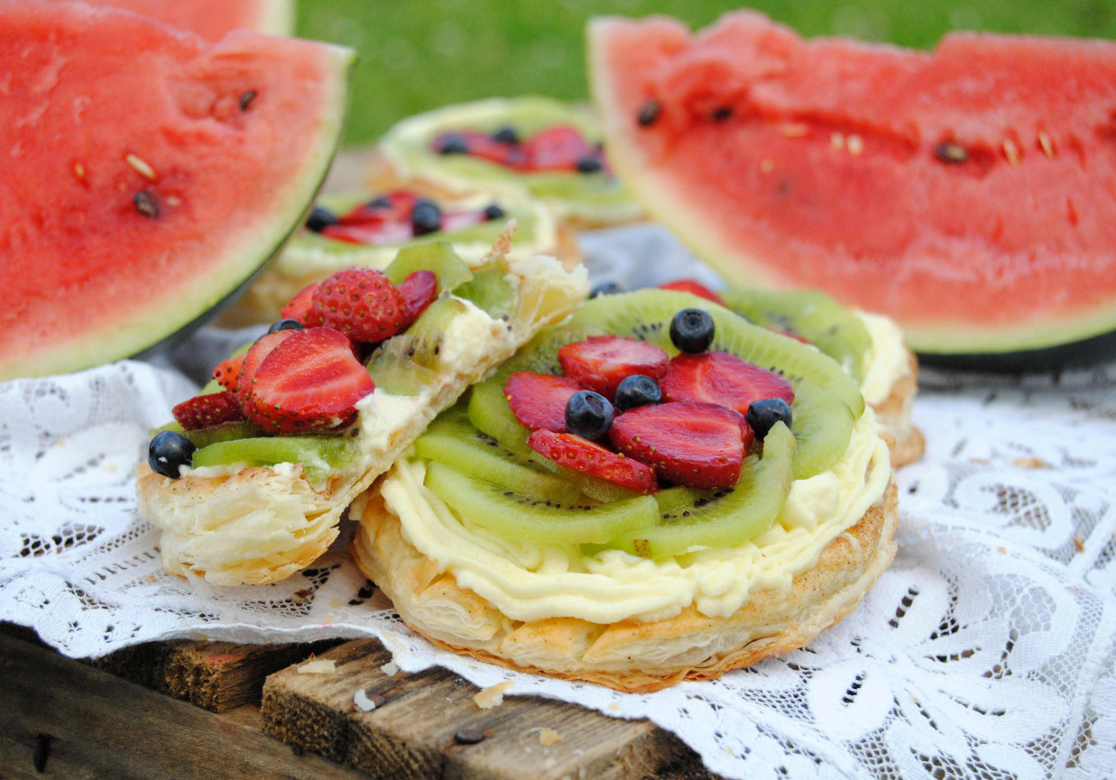 Owocowe arbuzy na cieście francuskim foto