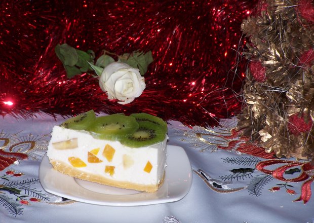 Fotografia przedstawiająca Owocowe ciasto, czyli sernik pod pierzynką z kiwi :)