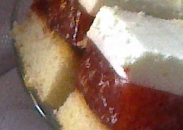 Fotografia przedstawiająca owocowe ciasto z bita śmietaną