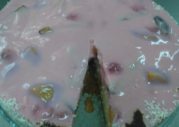 Fotografia przedstawiająca Owocowe ciasto z jogurtową pianką