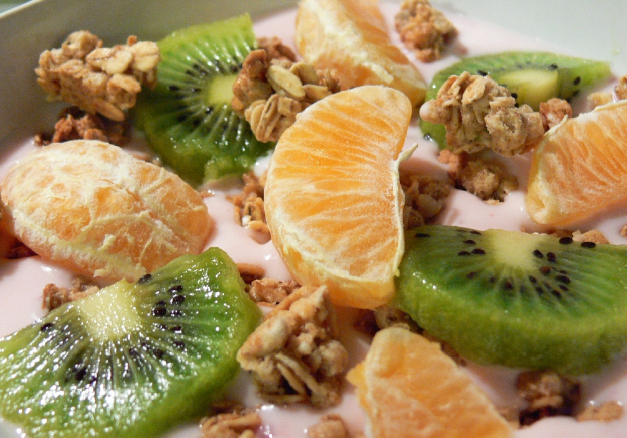 Owocowe crunchy z kiwi i mandarynką foto