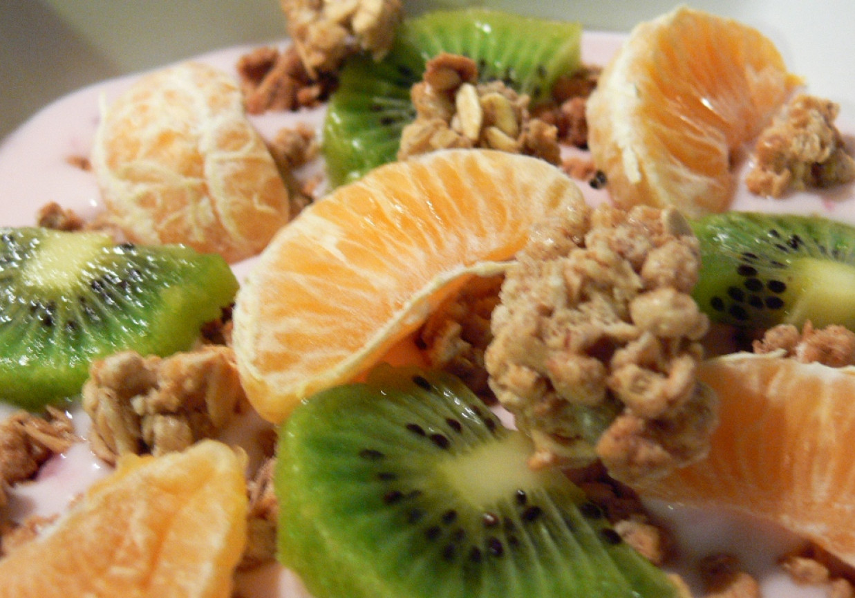 Owocowe crunchy z kiwi i mandarynką foto