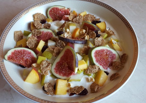 Fotografia przedstawiająca Owocowe śniadanie ze świeżą figą
