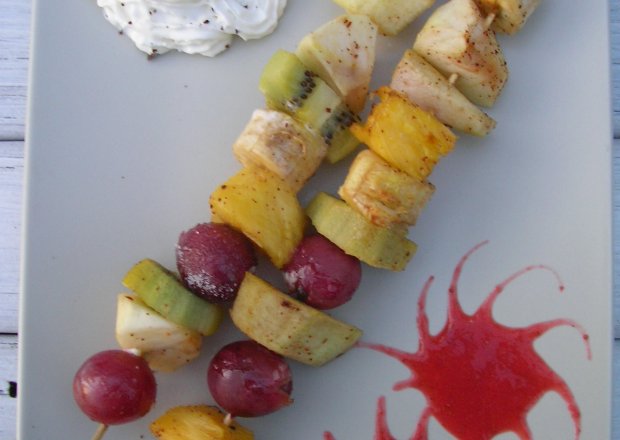 Fotografia przedstawiająca Owocowe szaszłyki z grilla w miodowej glazurze