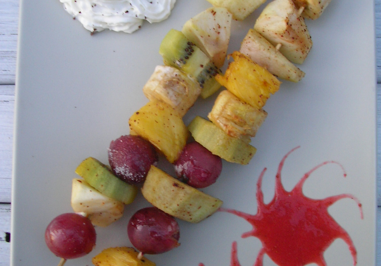 Owocowe szaszłyki z grilla w miodowej glazurze foto