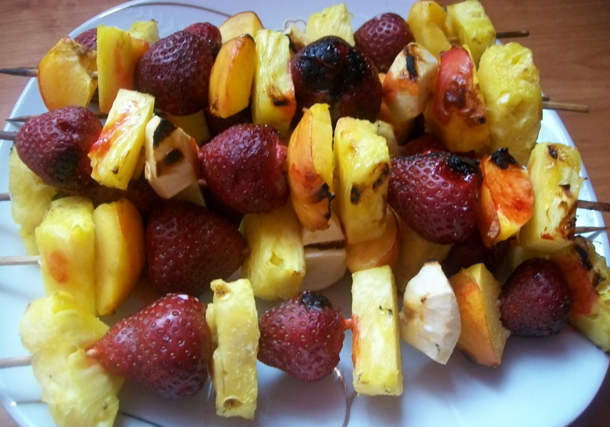 Owocowe szaszłyki z grilla foto