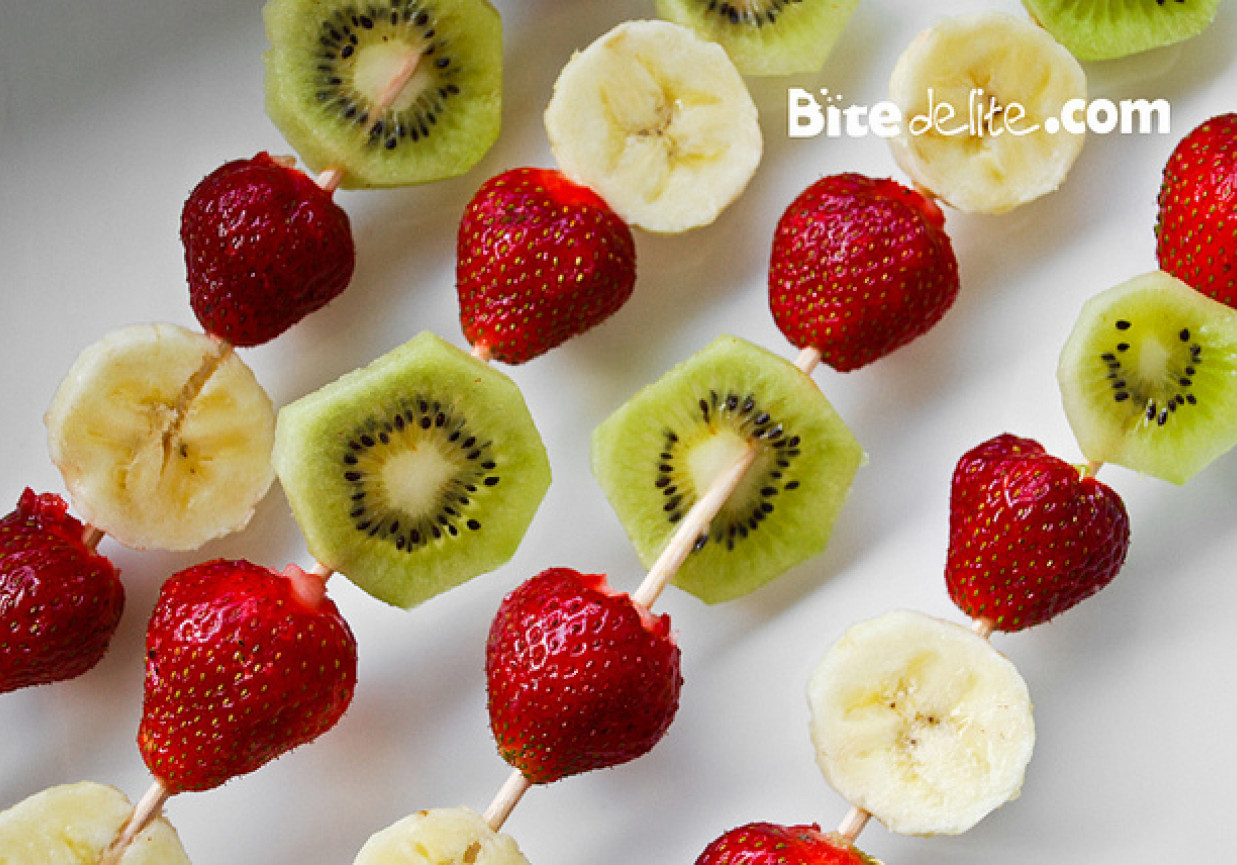 Owocowe szaszłyki foto