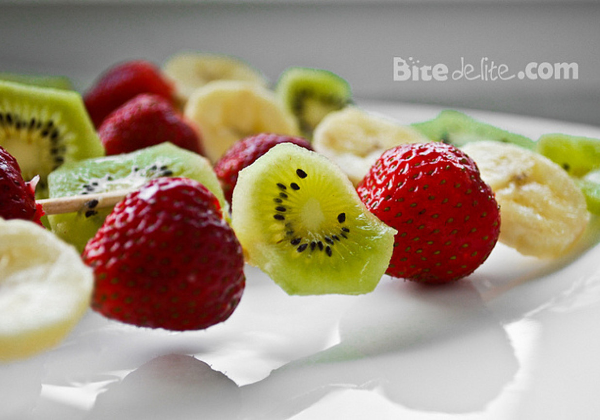 Owocowe szaszłyki foto