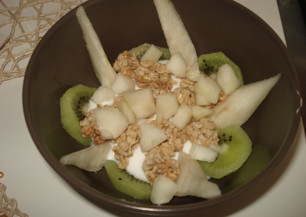 Fotografia przedstawiająca Owocowo i zdrowo-  śniadanie z gruszką, kiwi i crunchy