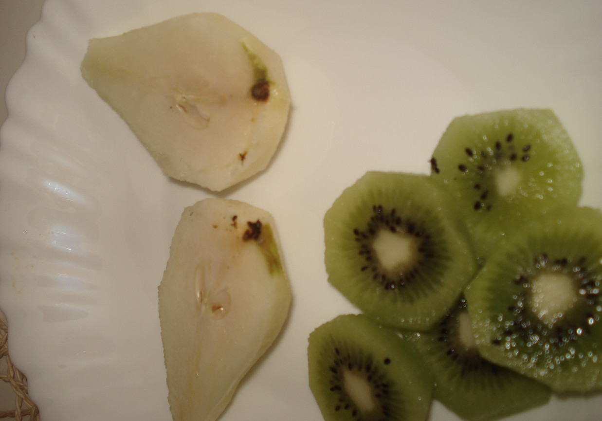 Owocowo i zdrowo-  śniadanie z gruszką, kiwi i crunchy foto