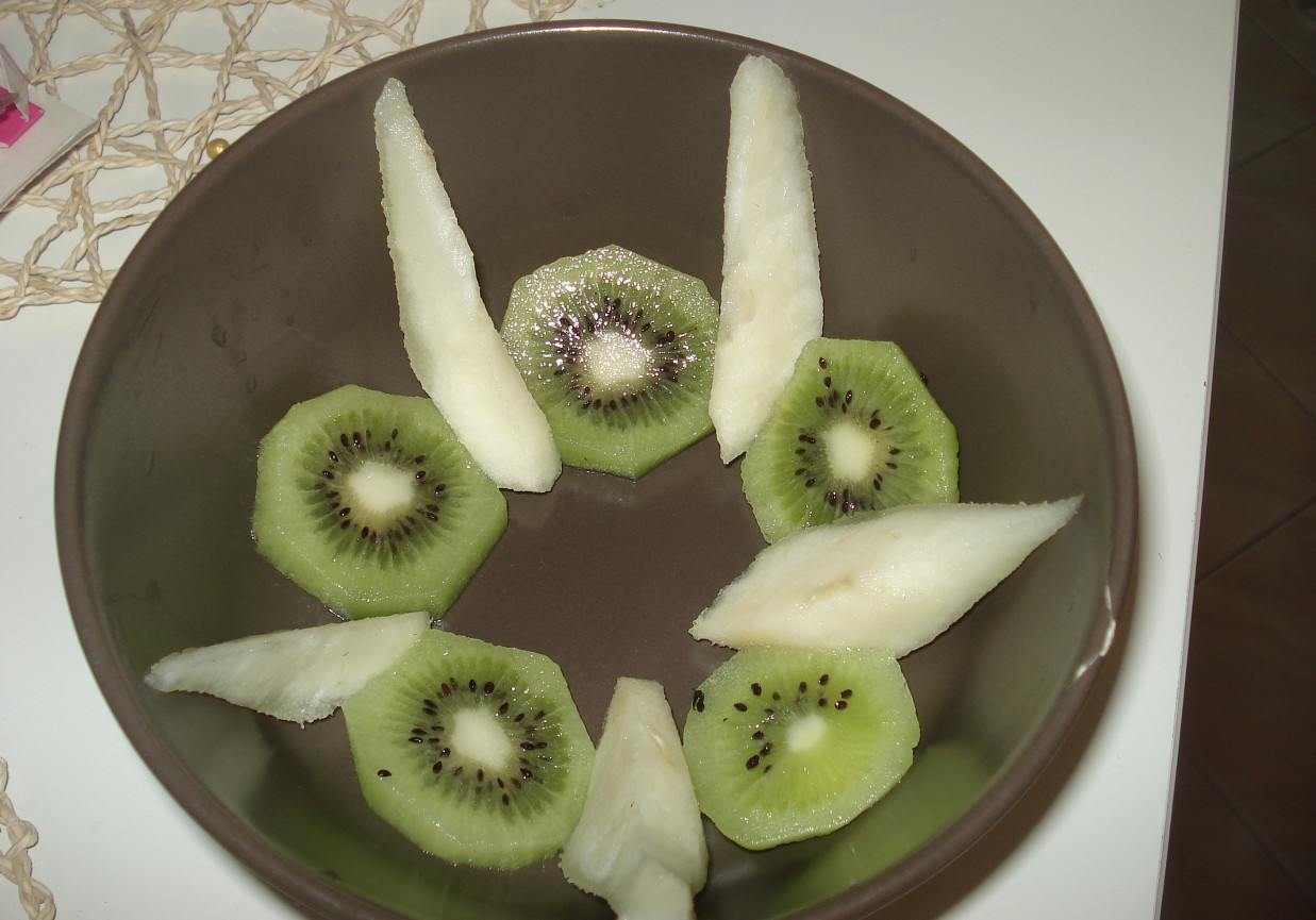 Owocowo i zdrowo-  śniadanie z gruszką, kiwi i crunchy foto