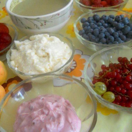 Krok 2 - Owocowo -  miętowe naleśniki   z jogurtem i sosem porzeczkowym foto