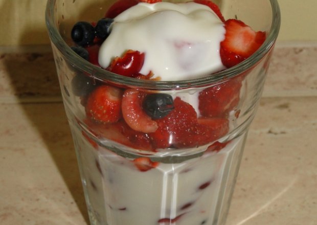 Fotografia przedstawiająca Owocowo-jogurtowy deser
