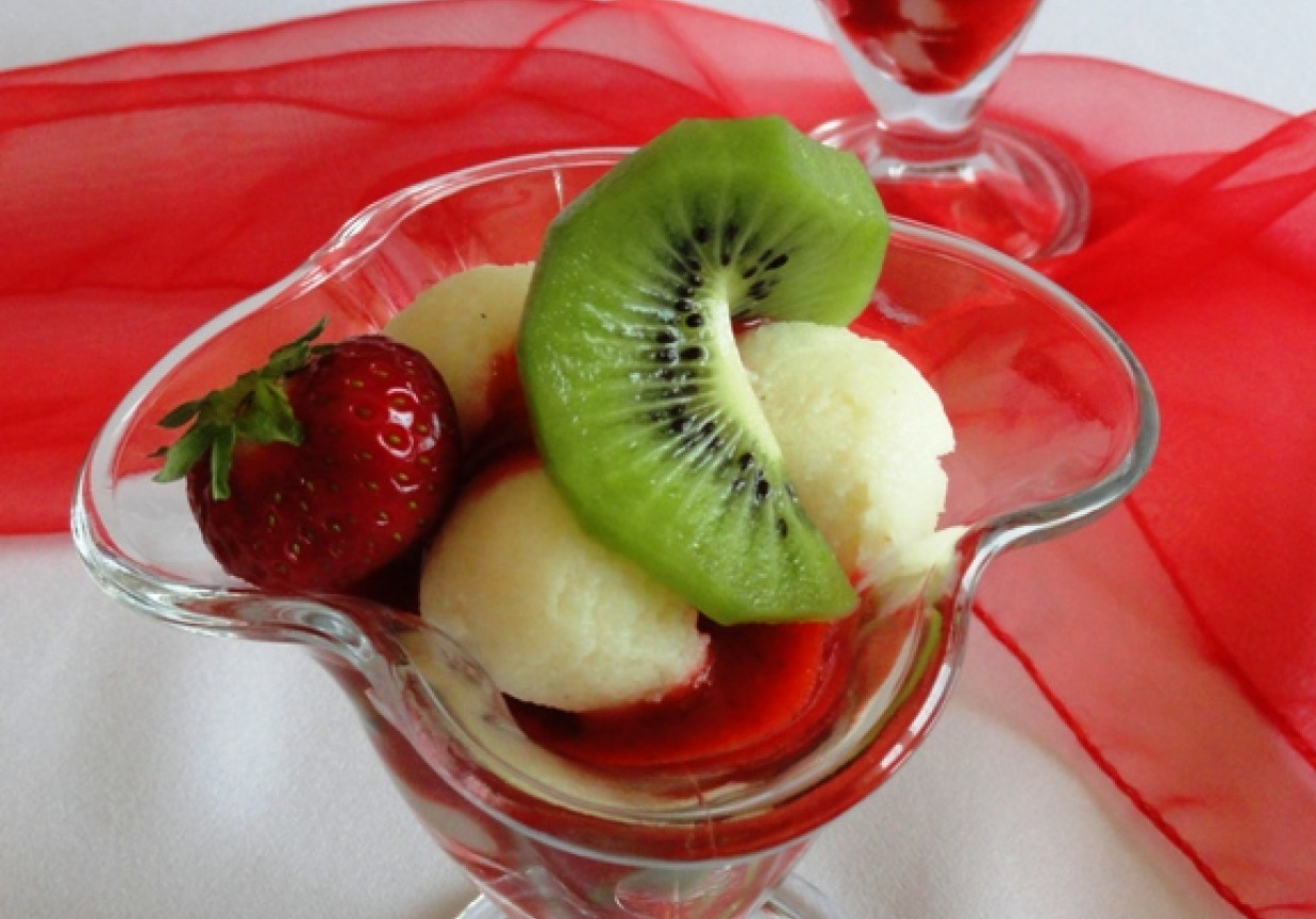 Owocowy deserek z kaszką manną foto