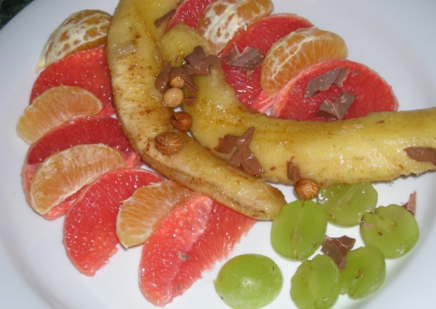 Fotografia przedstawiająca owocowy talerz