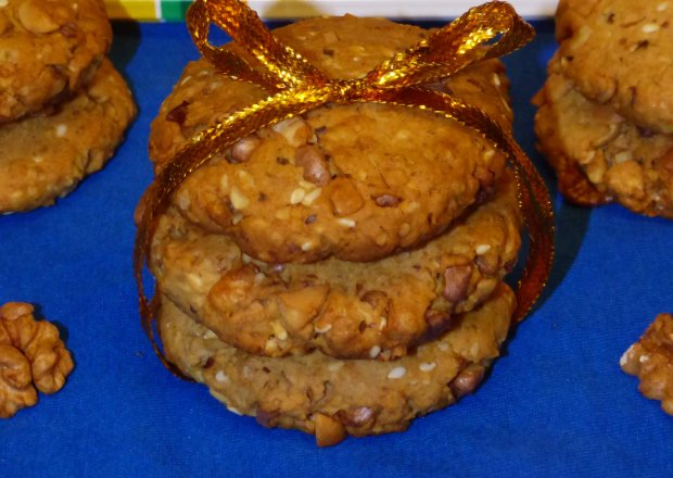 Fotografia przedstawiająca Owsiane ciasteczka z orzechami