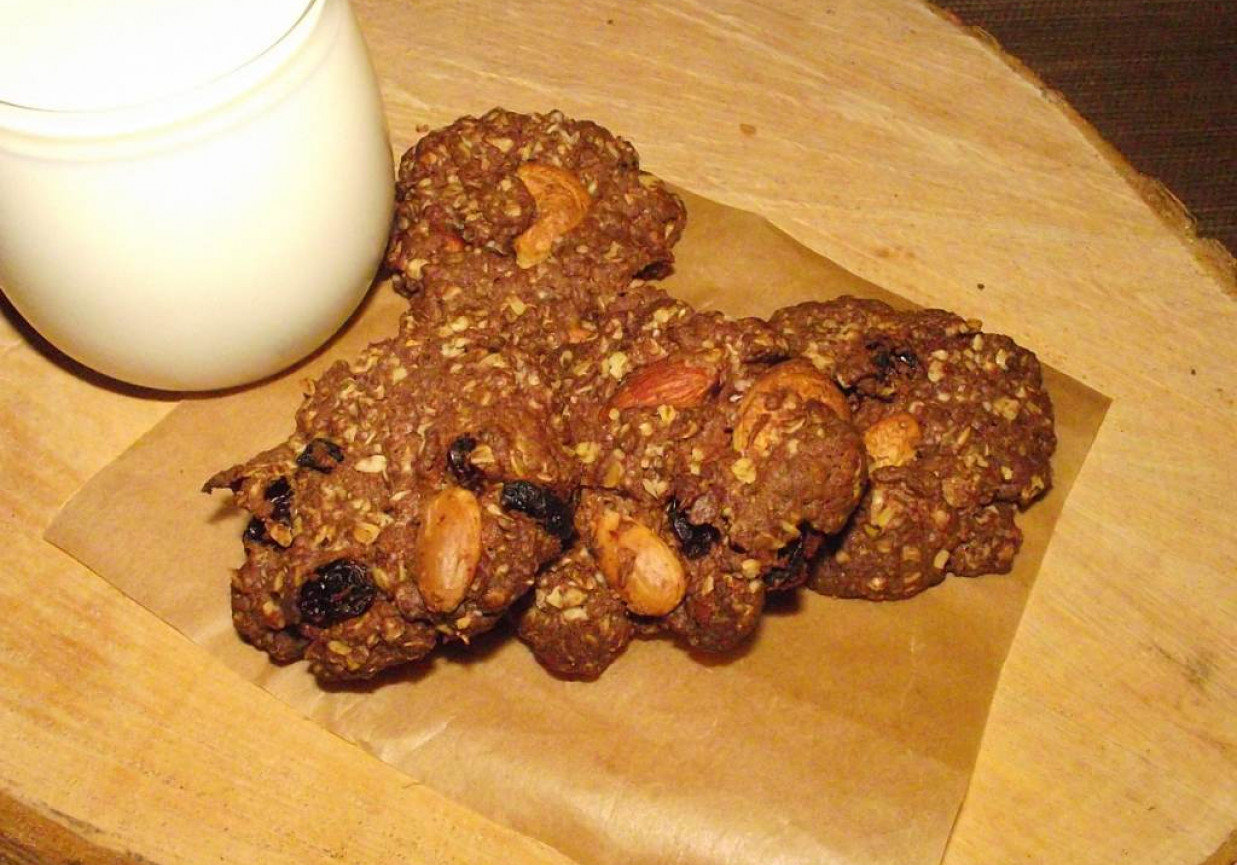 Owsiane kakaowe ciasteczka z mieszanką studencką  foto