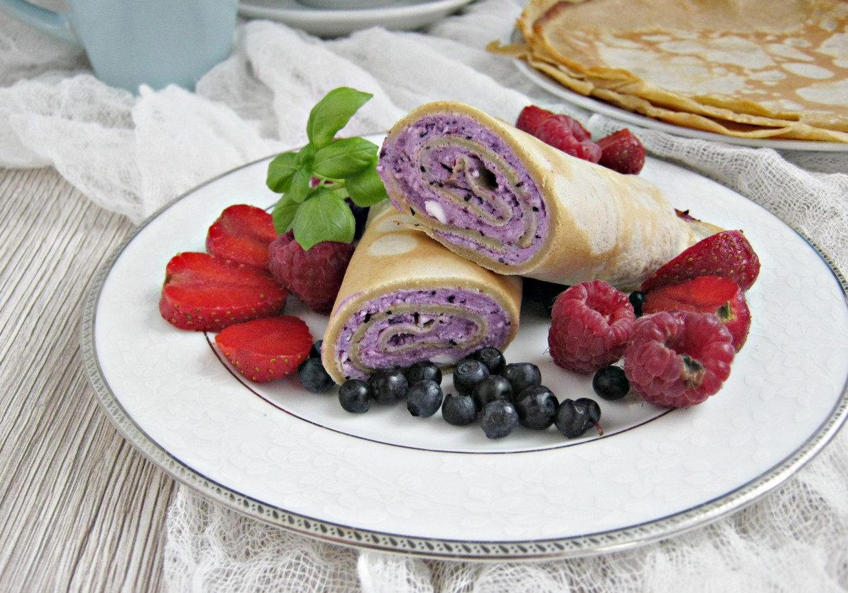 Owsiane naleśniki z jagodowym twarożkiem foto