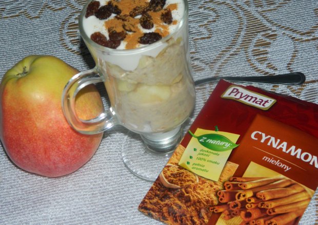 Fotografia przedstawiająca Owsianka z jabłkiem i cynamonem