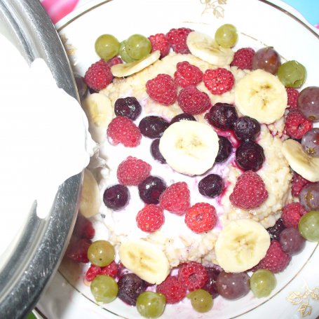 Krok 4 - Owsianka z kolorowym winogronem ,bananem ,malinami i borówką amerykańską foto