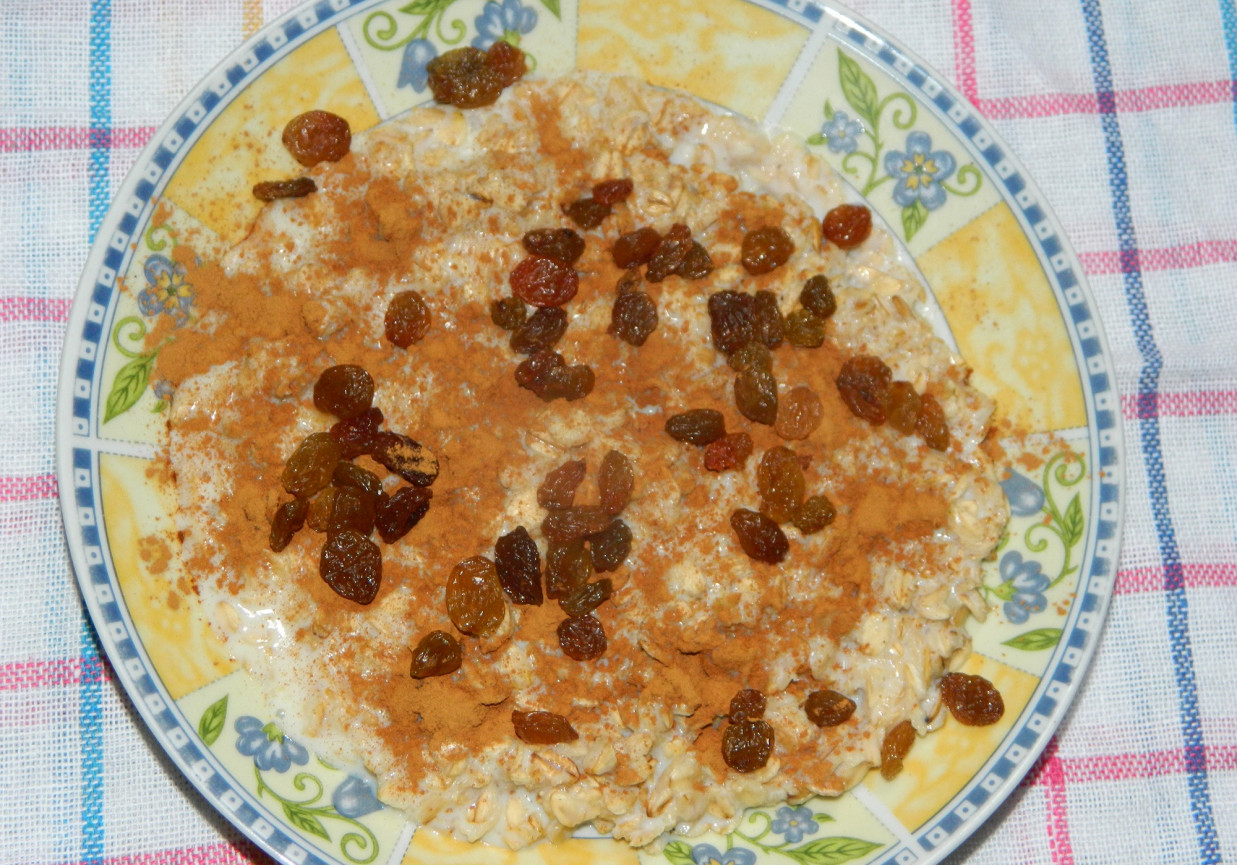 Owsianka z rodzynkami i cynamonem foto