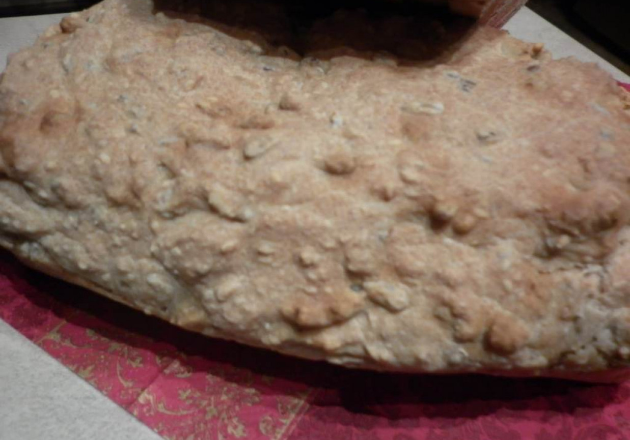Owsiany chlebek z ziarnami na maślance. foto