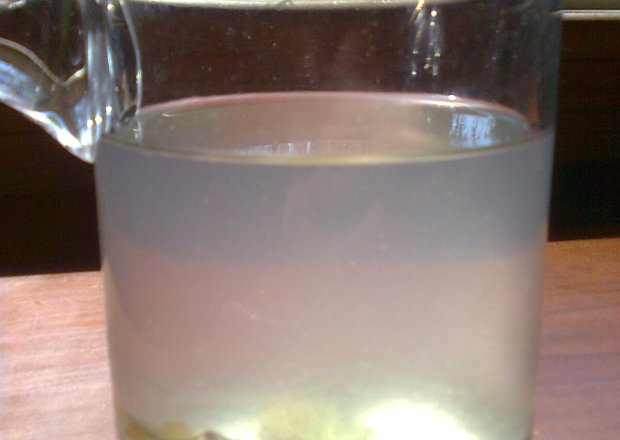 Fotografia przedstawiająca ożeźwiająca woda z cytryną