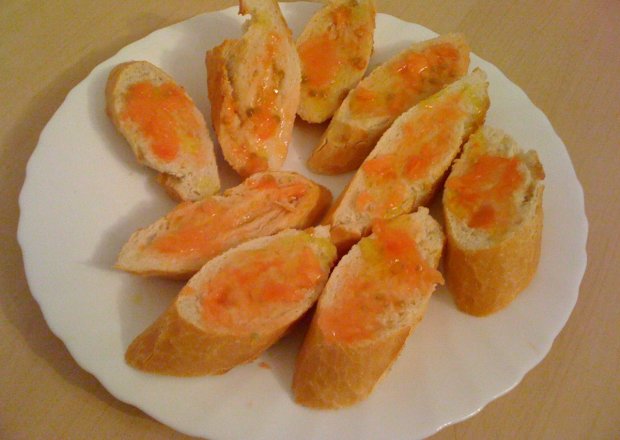 Fotografia przedstawiająca Pa amb tomàquet - kataloński chleb z pastą pomidorową