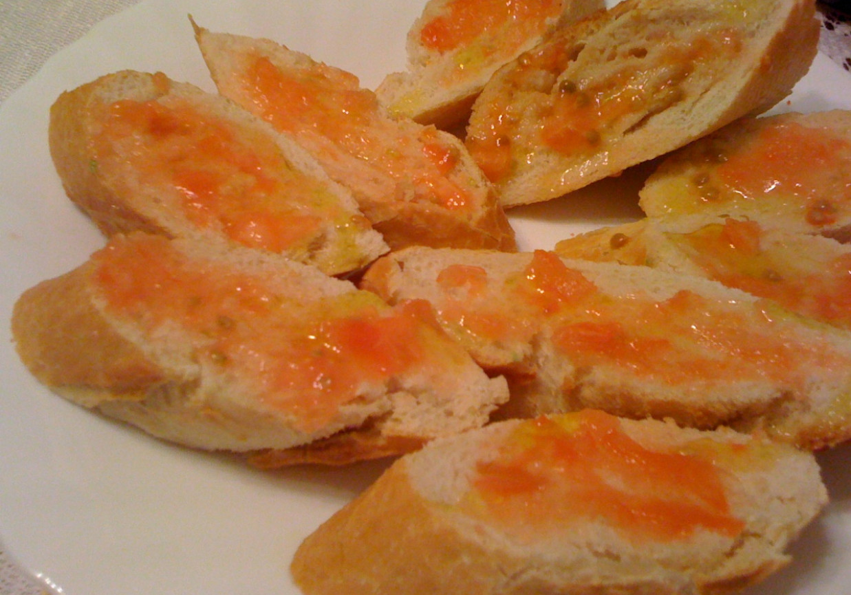 Pa amb tomàquet - kataloński chleb z pastą pomidorową foto