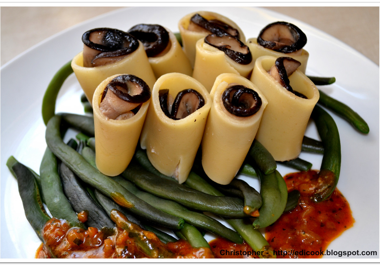 Paccheri z grzybami na czarnej fasolce i sosie paprykowym foto