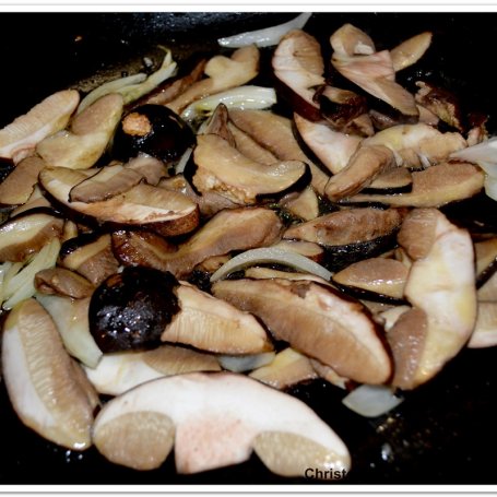 Krok 3 - Paccheri z grzybami na czarnej fasolce i sosie paprykowym foto