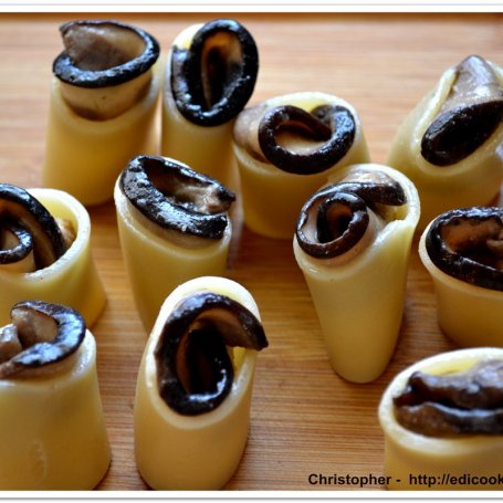 Krok 5 - Paccheri z grzybami na czarnej fasolce i sosie paprykowym foto