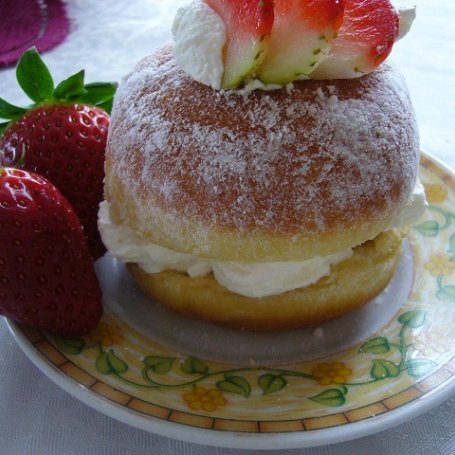 Krok 3 - Pączki z bitą śmietaną i truskawkami foto