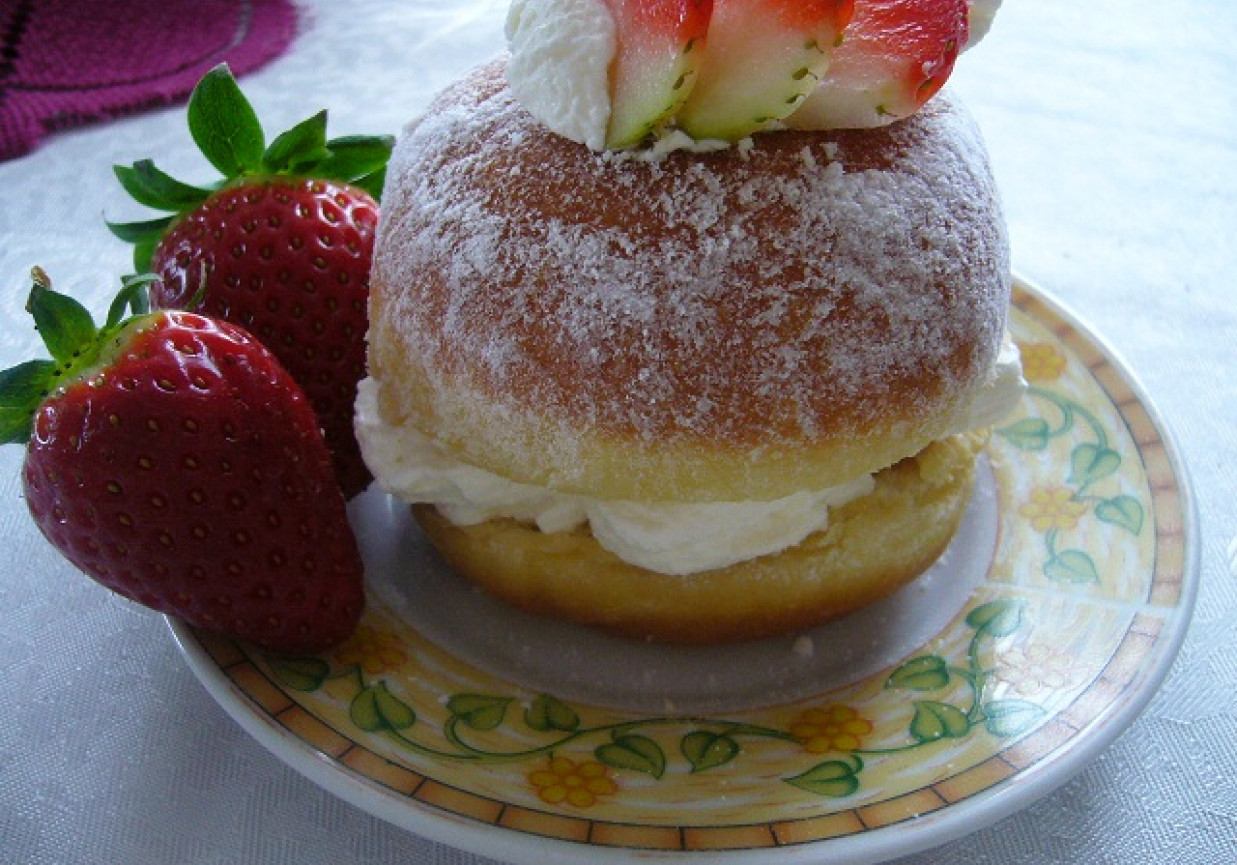 Pączki z bitą śmietaną i truskawkami foto